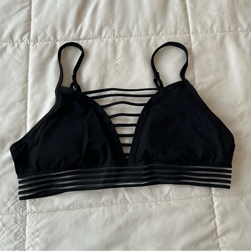 PINK Ultimate Lightly Lined Sports Bra in Black